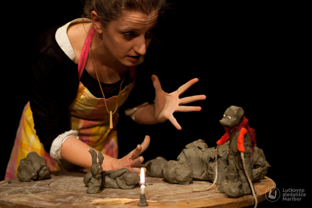 attrice donna in scena con pupazzo in terracotta