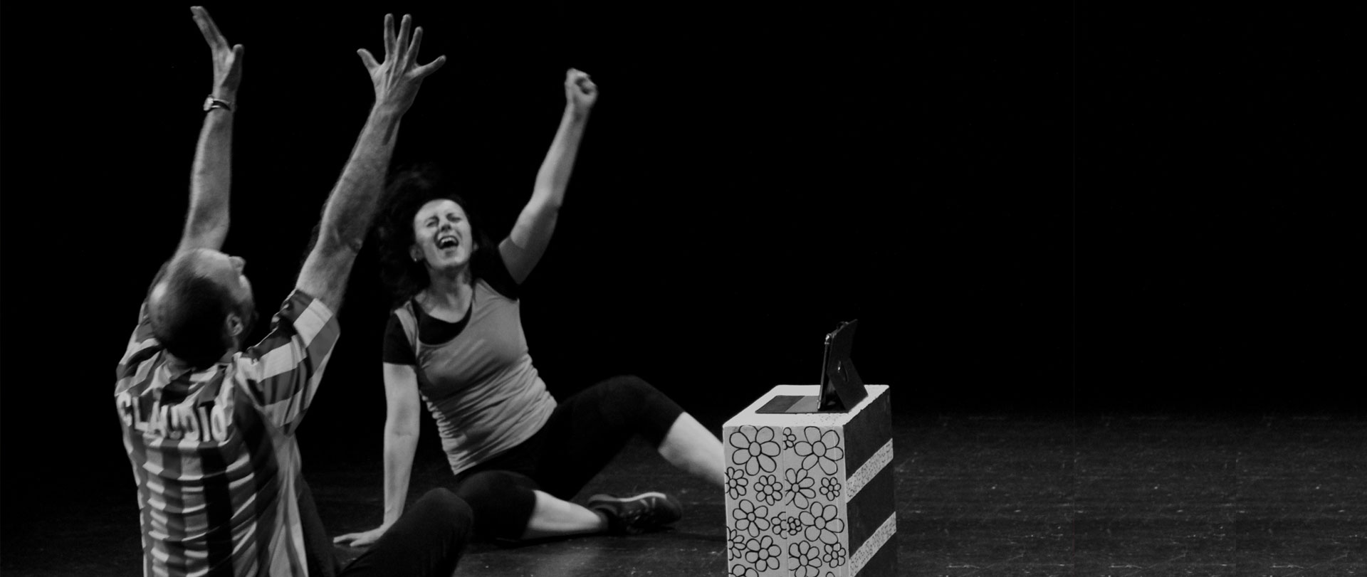 due attori in scena che esultano