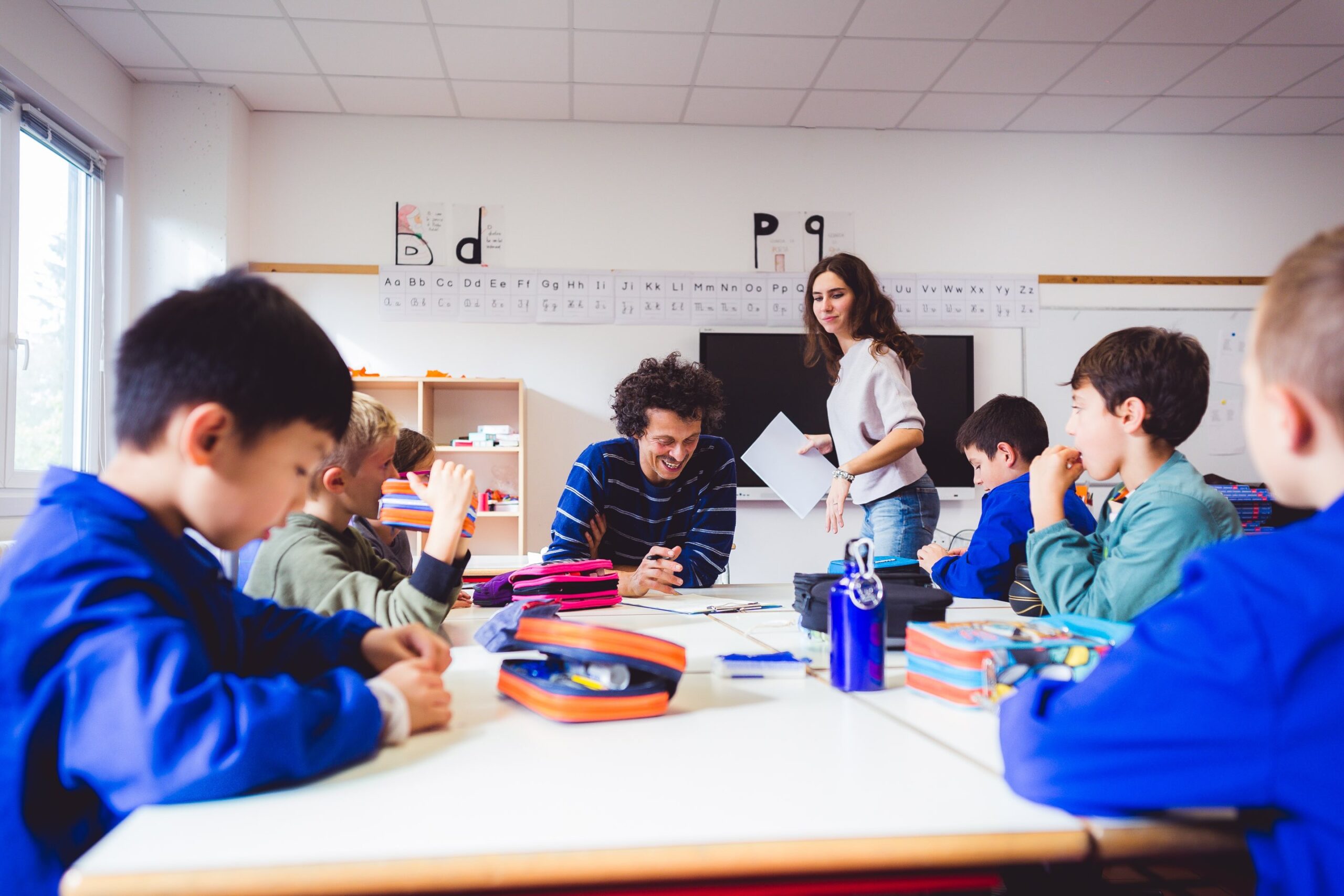 L'attore intento a dialogare con i bambini in classe
