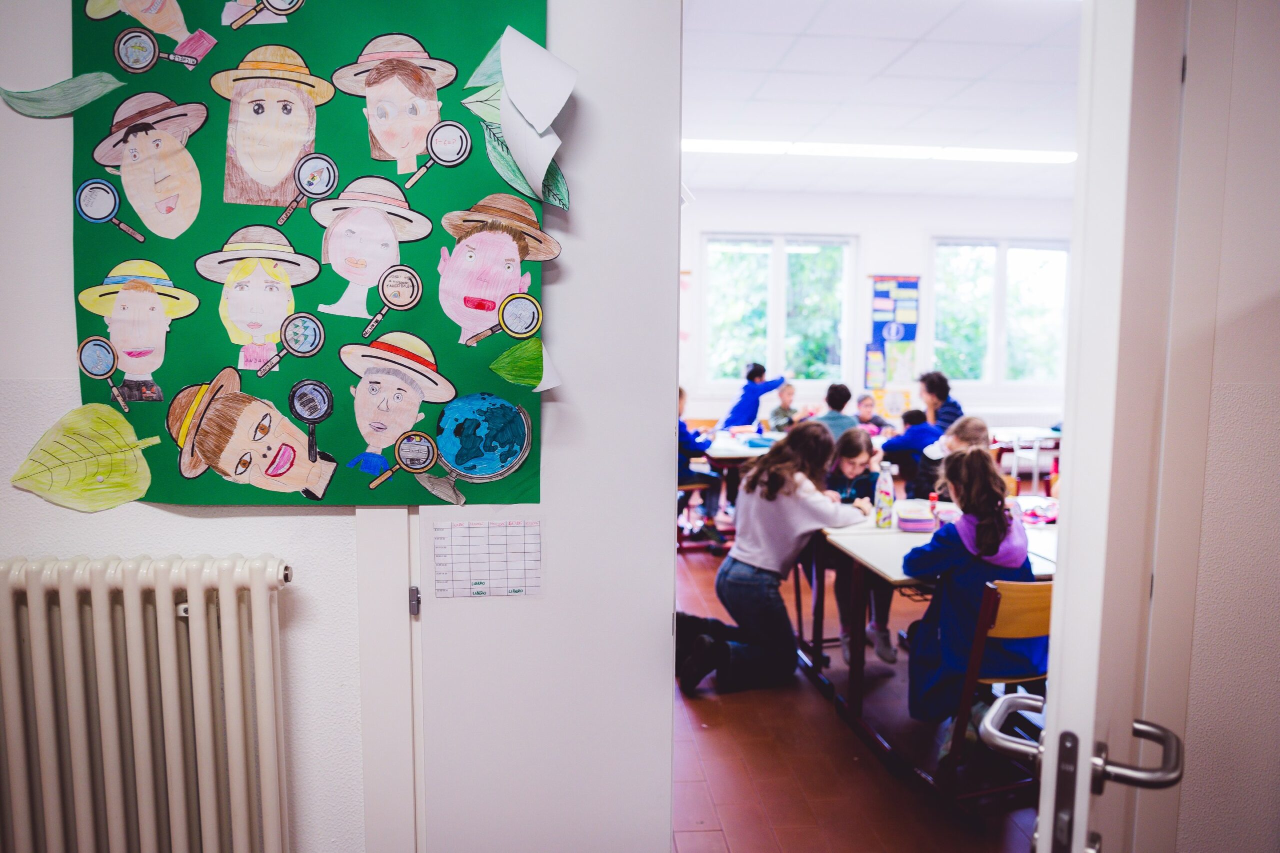 Un'insegnante in classe assieme agli alunni