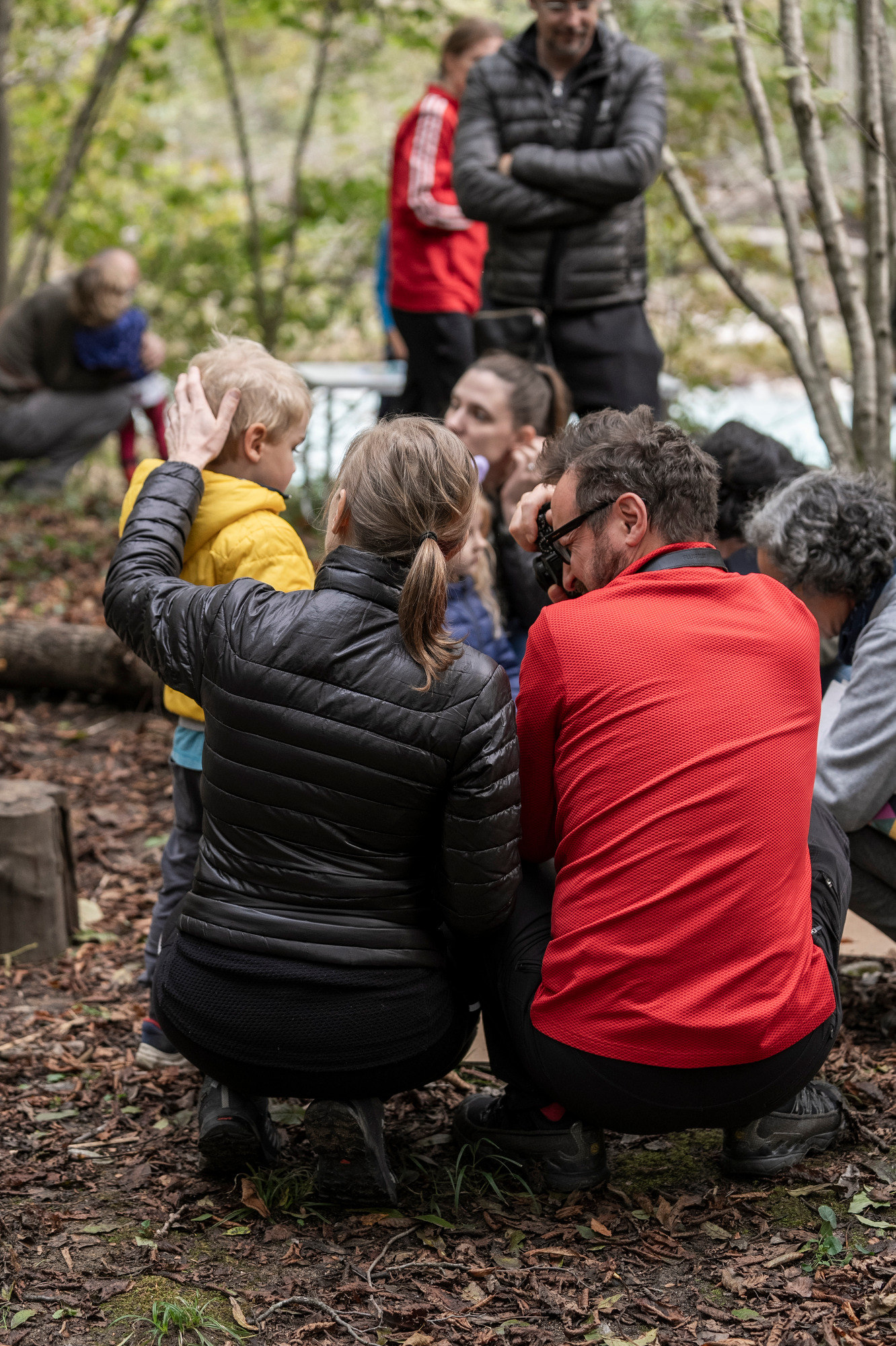 Donna accanto ad un uomo accarezza la testa di un bambino