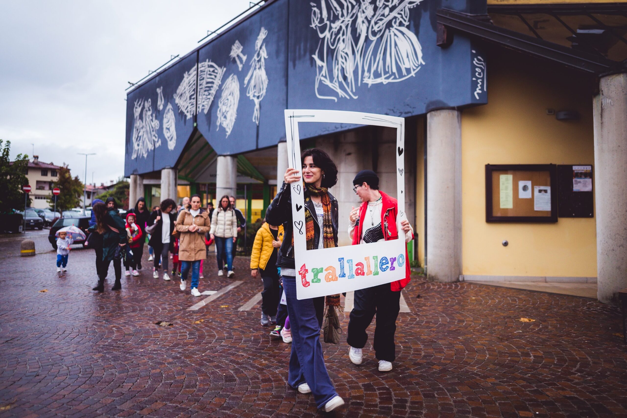 Il pubblico di bambini fuori dal teatro di Artegna
