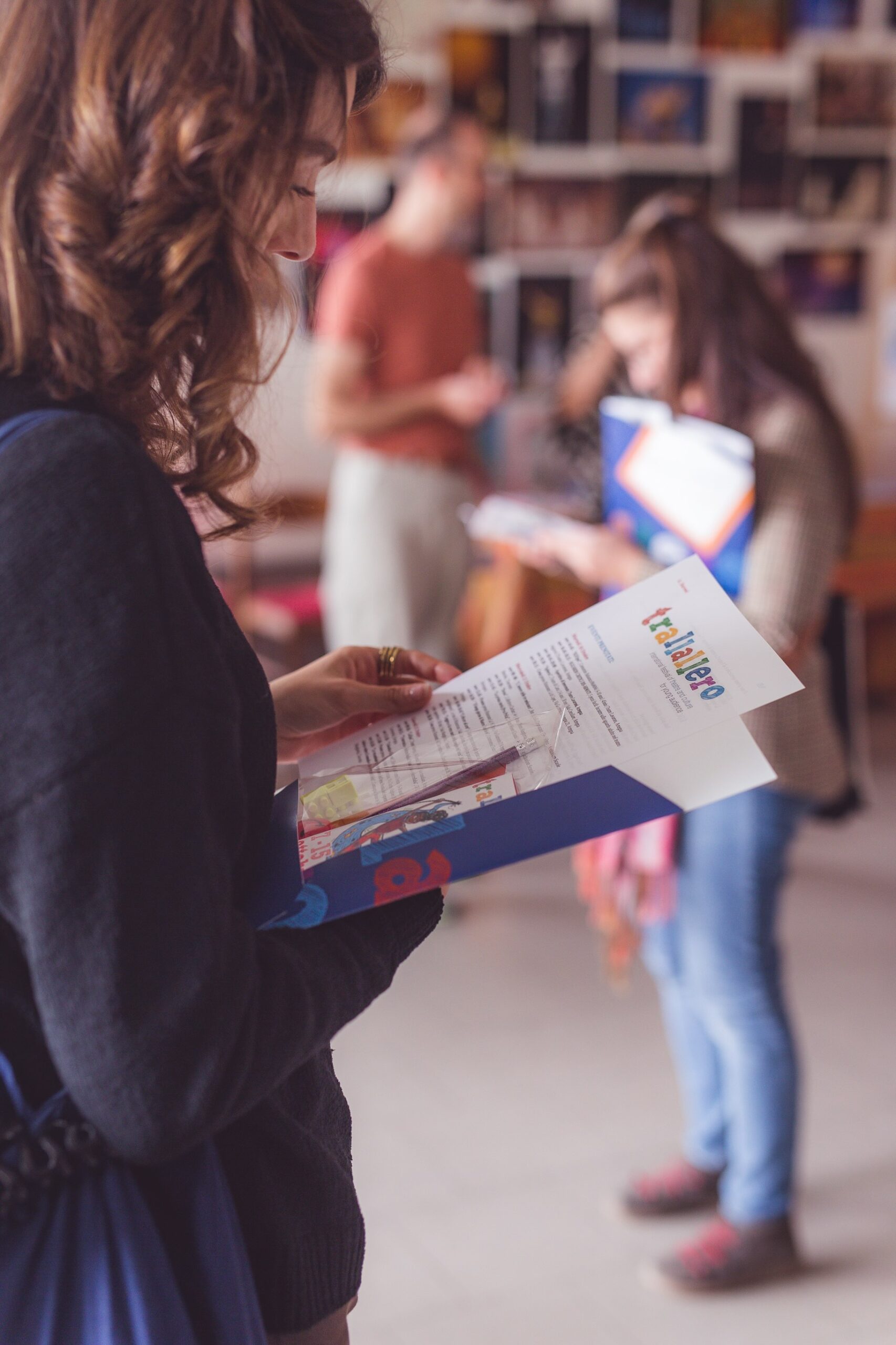 Donna che si iscrive al bando Blooming