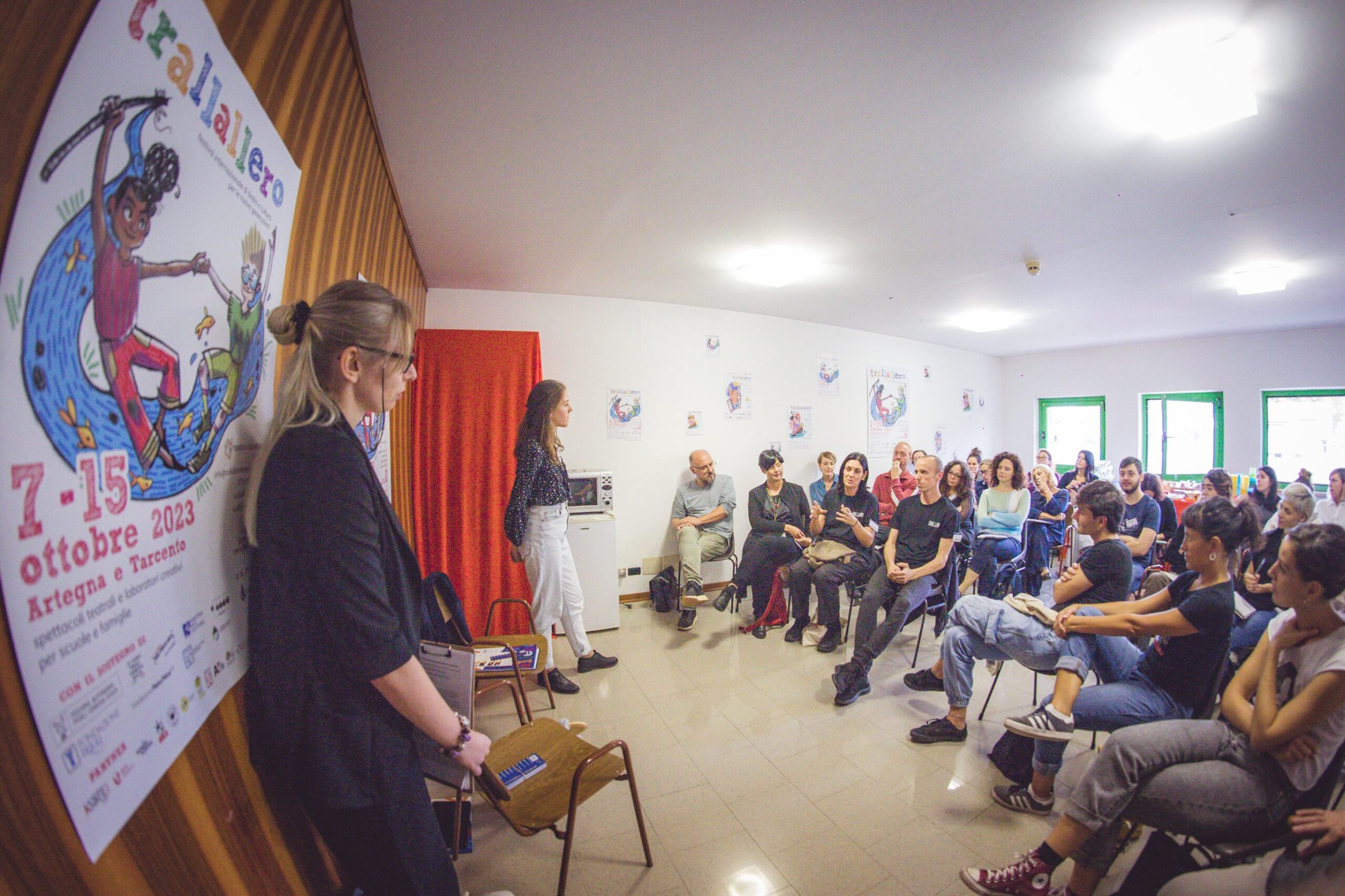 in una sala gli attori e gli operatori si confrontano