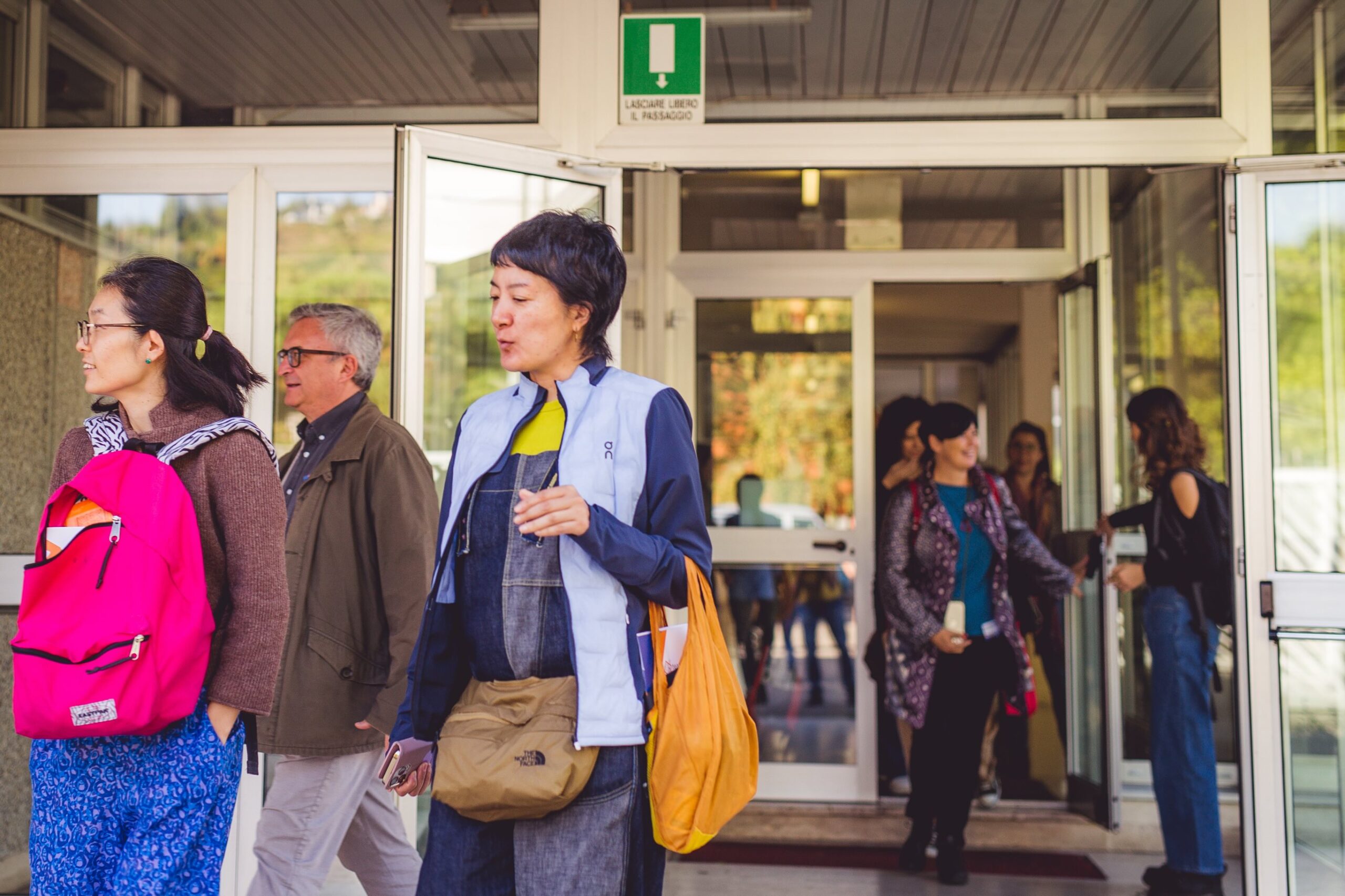 Operatori ed attori internazionali escono dal teatro