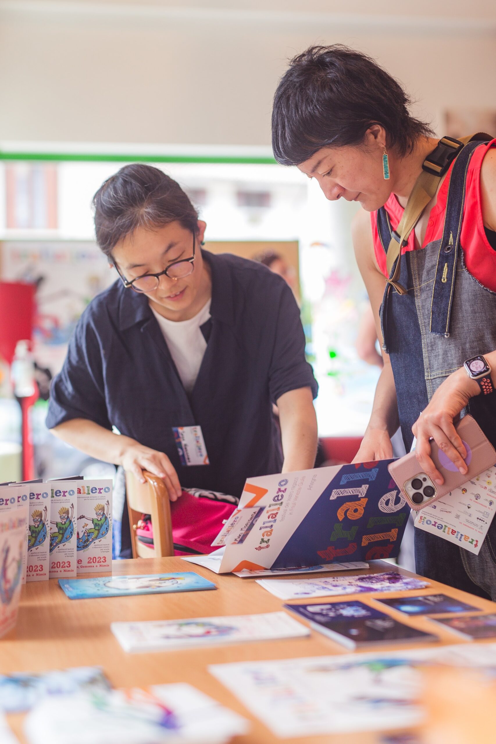 Due donne orientali guardano il programma di Trallallero