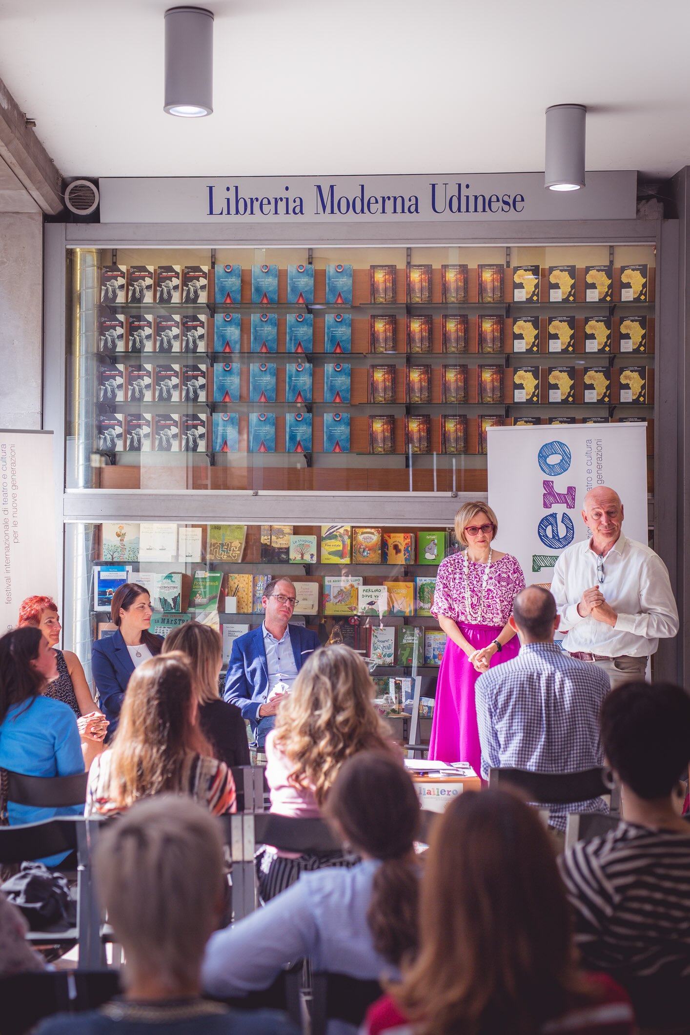 conferenza stampa, il direttore dell'ert fa il suo intervento davanti al pubblico