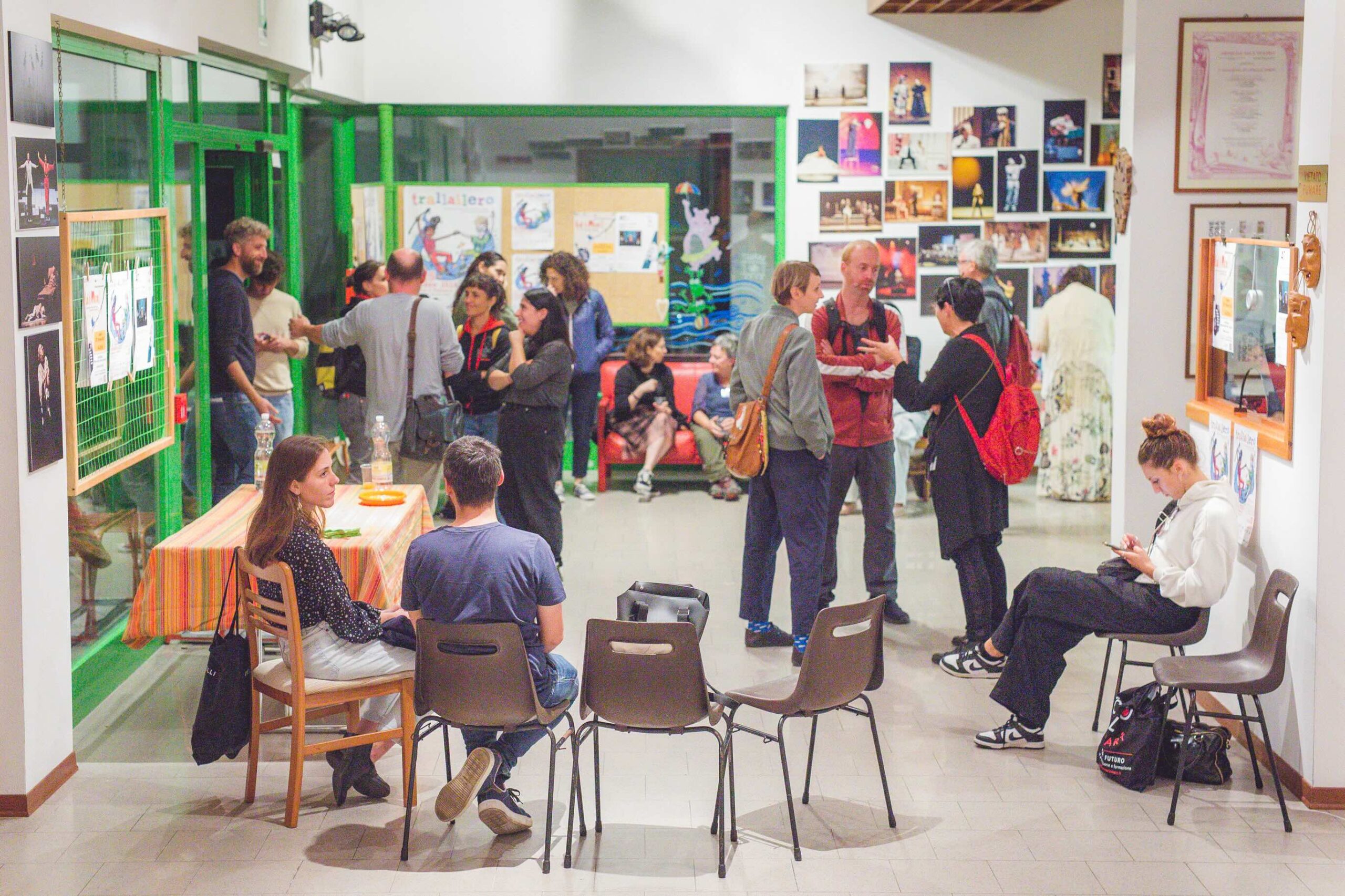 operatori e artisti si incontrano nel foyer