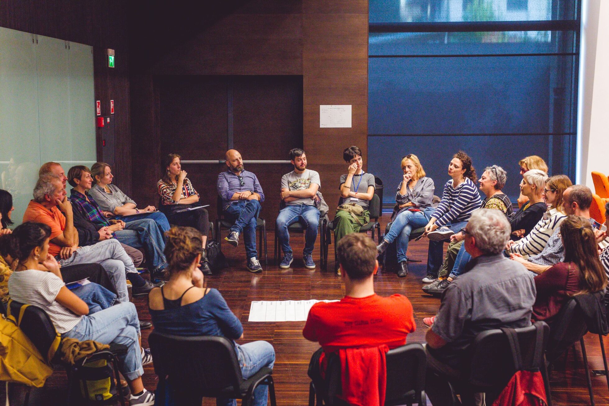 Attori e critici seduti in cerchio