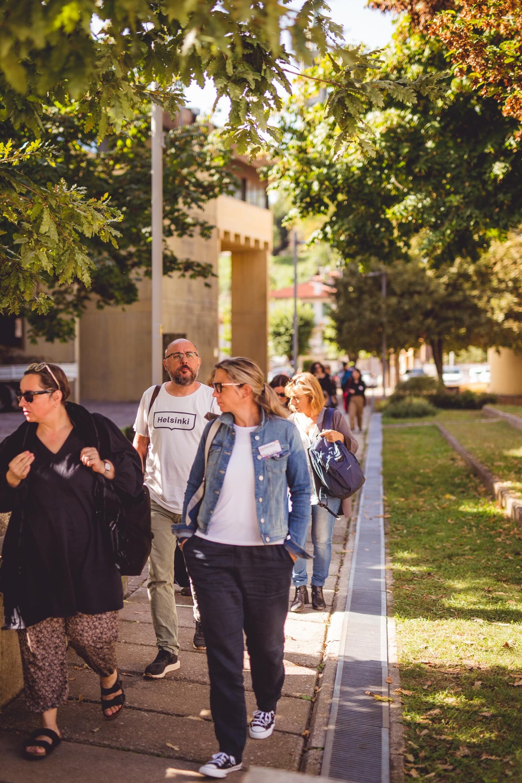 operatori che camminano assieme