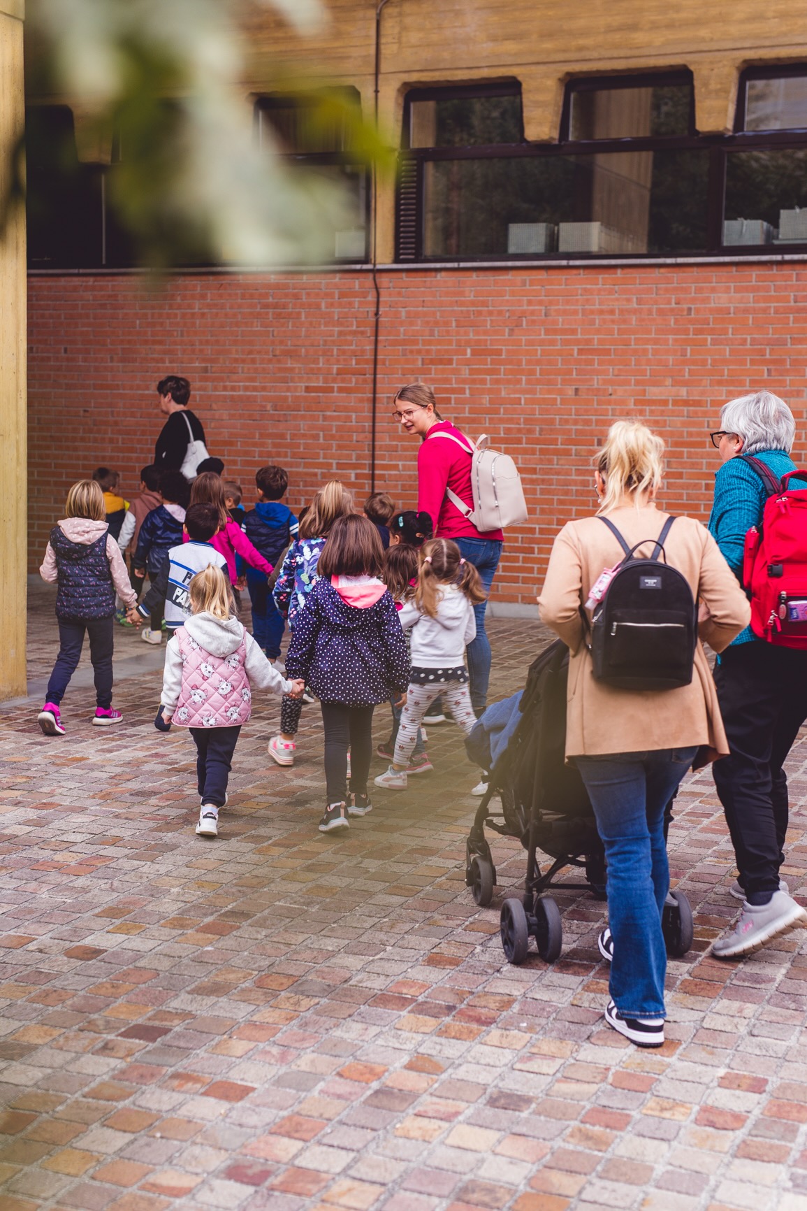 donne che accompagnano bambini a teatro