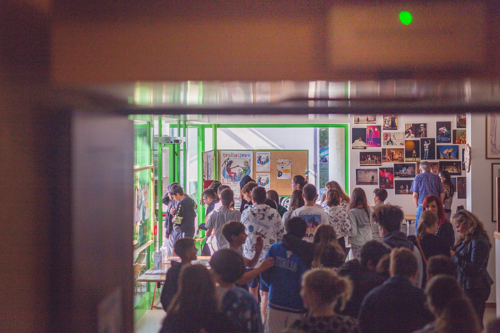 i ragazzi delle scuole secondarie escono da teatro