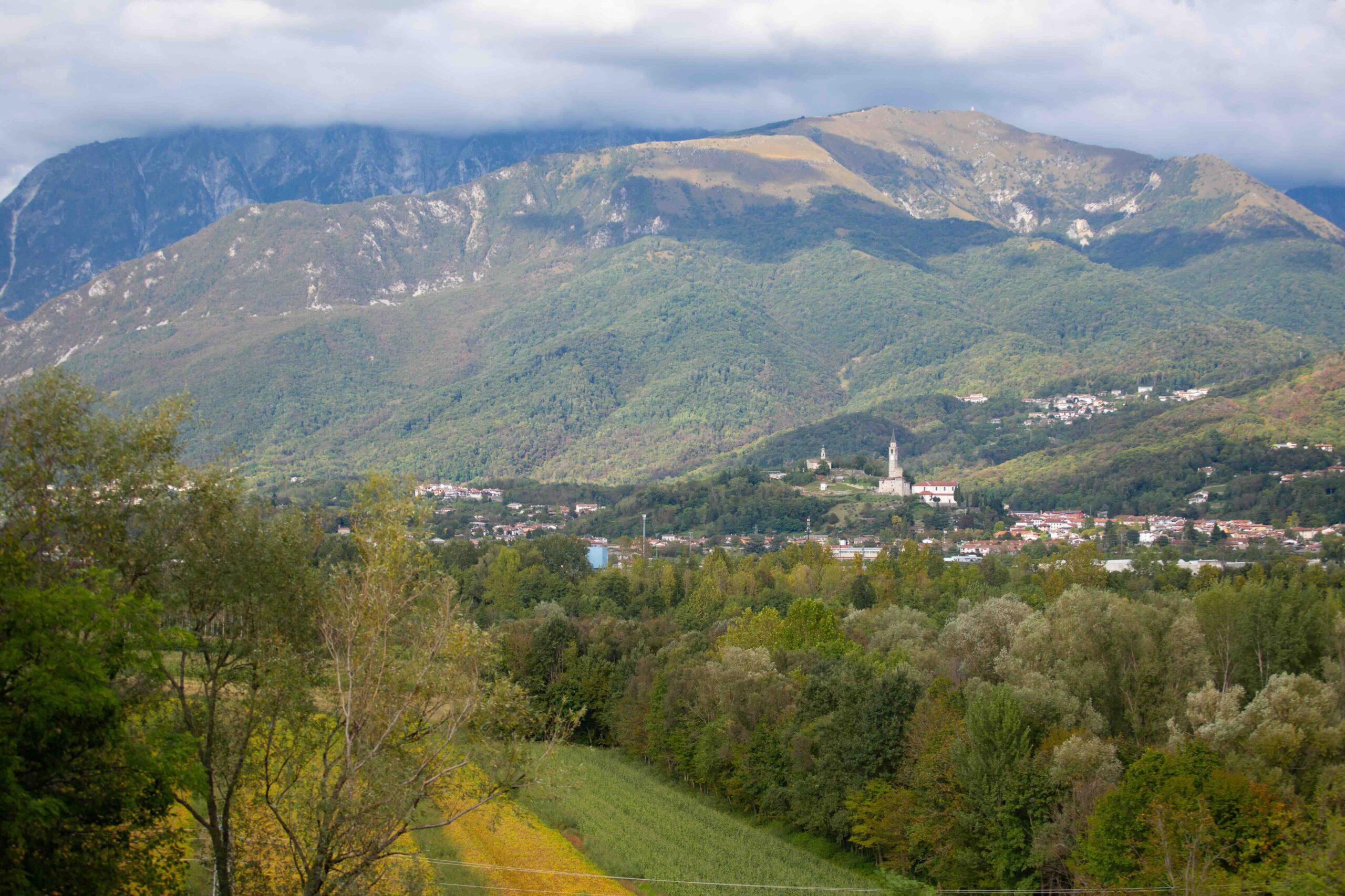 panoramica del territorio prealpino dove si svolge il festival trallallero